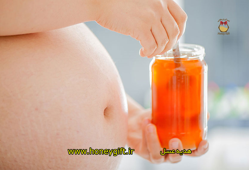 خانم باردار با ظرف عسل در دست