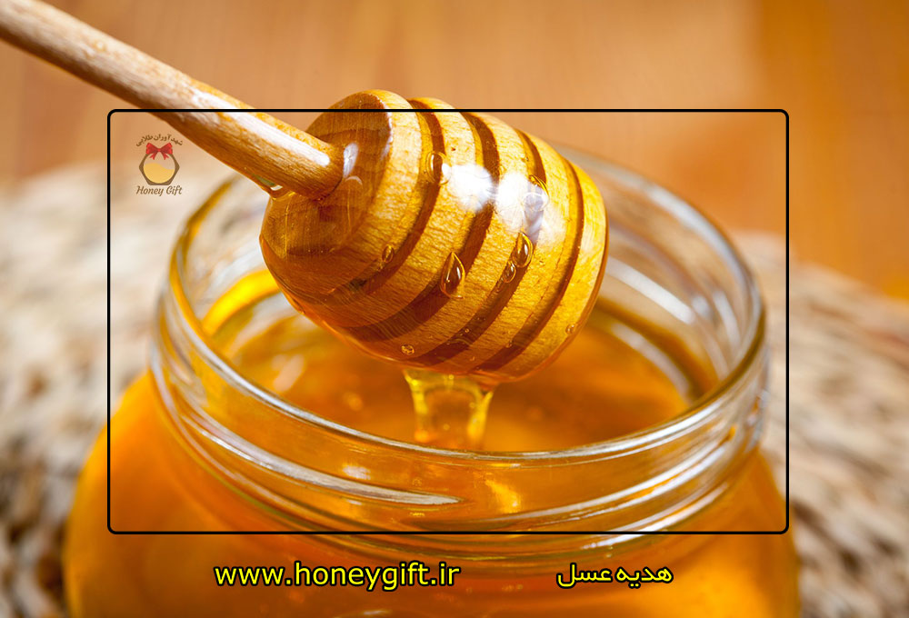 قاشق چوبی داخل ظرف عسل آویشن